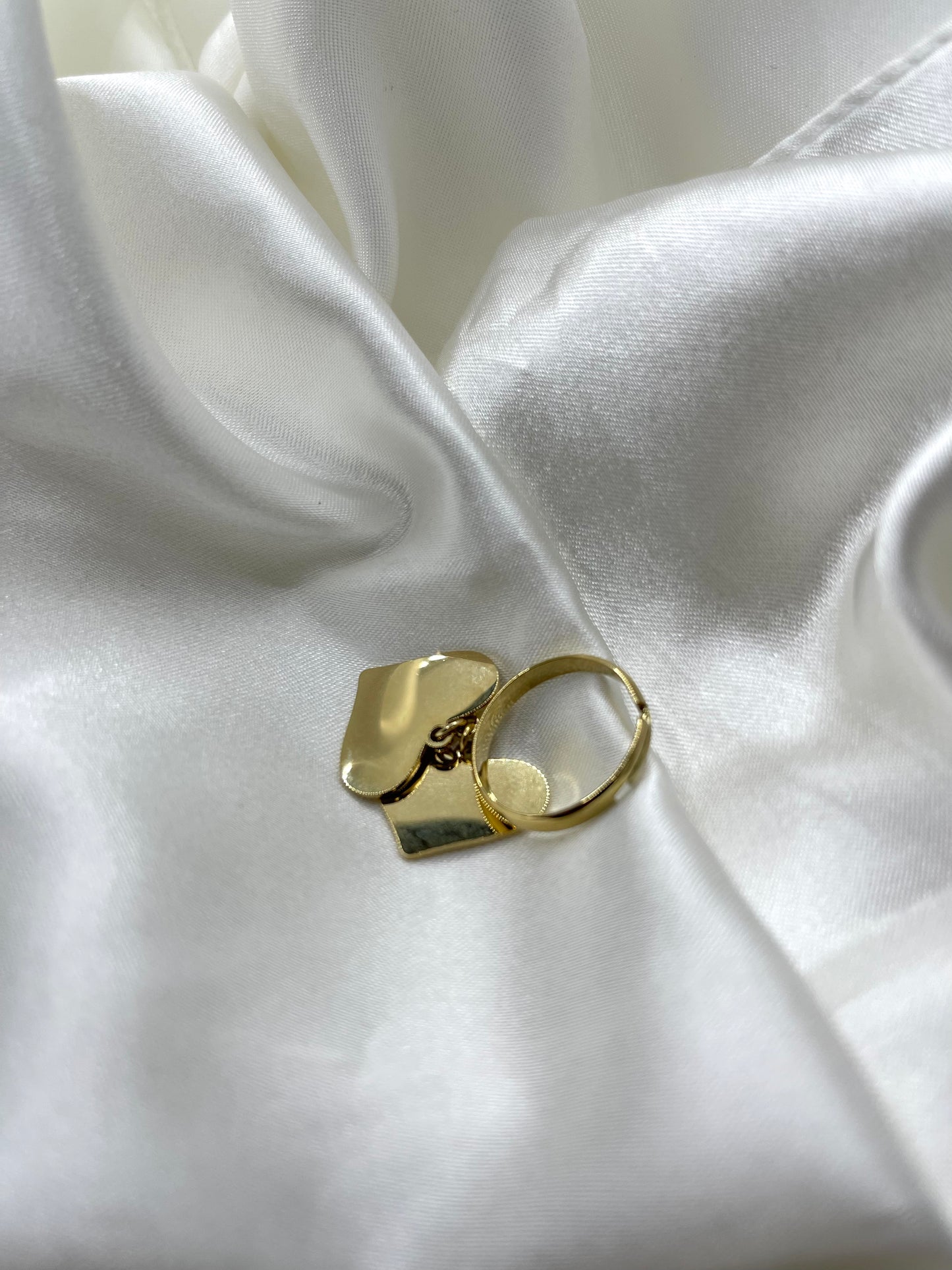 Anello regolabile con due cuori pendenti gold